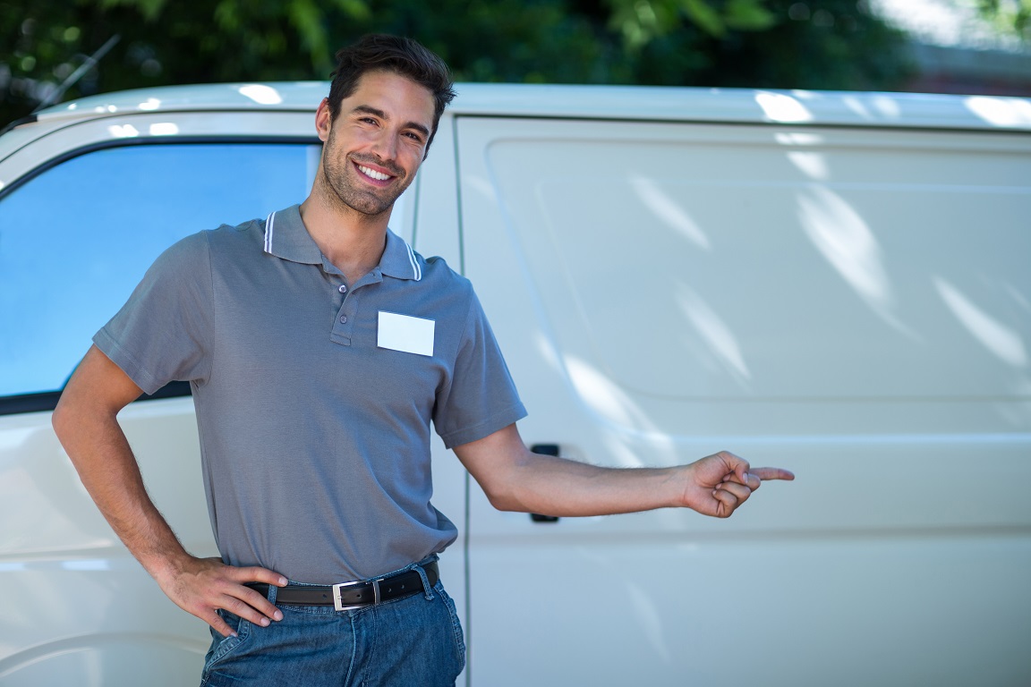 Homme content pointant sa camionnette - Réparation pare-brise - Flexiglass